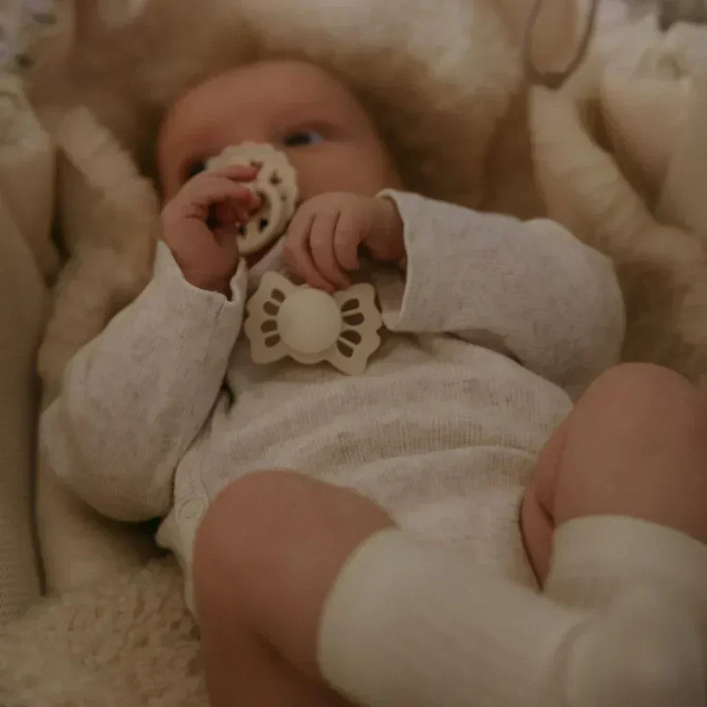 Welk Speentje Kies Ik voor Mijn Baby? Ontdek de Beste Fopspenen van BIBS, Elodie & Frigg Welk Speentje Kies Ik voor Mijn Baby? Ontdek de Beste Fopspenen van BIBS, Elodie & Frigg