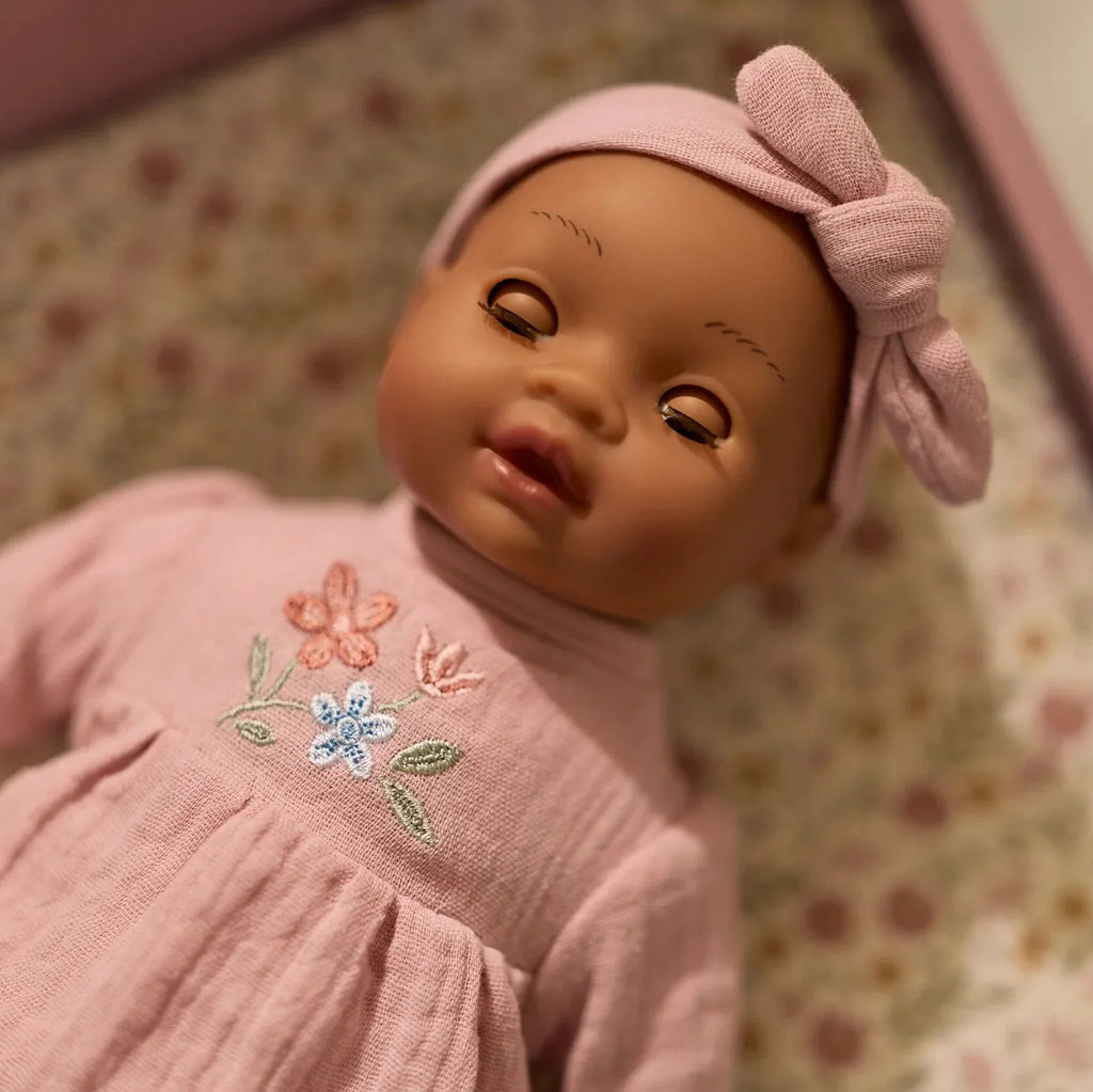 Babypop Yara van Little Dutch met slaapogen die sluiten, geschikt vanaf 18 maanden, De Gele Flamingo