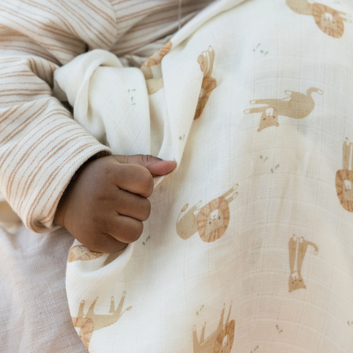Little Dutch Swaddle Hydrofiele Doek Safari Leo, de hydrofiele doek uitgevouwen met leeuwenprint