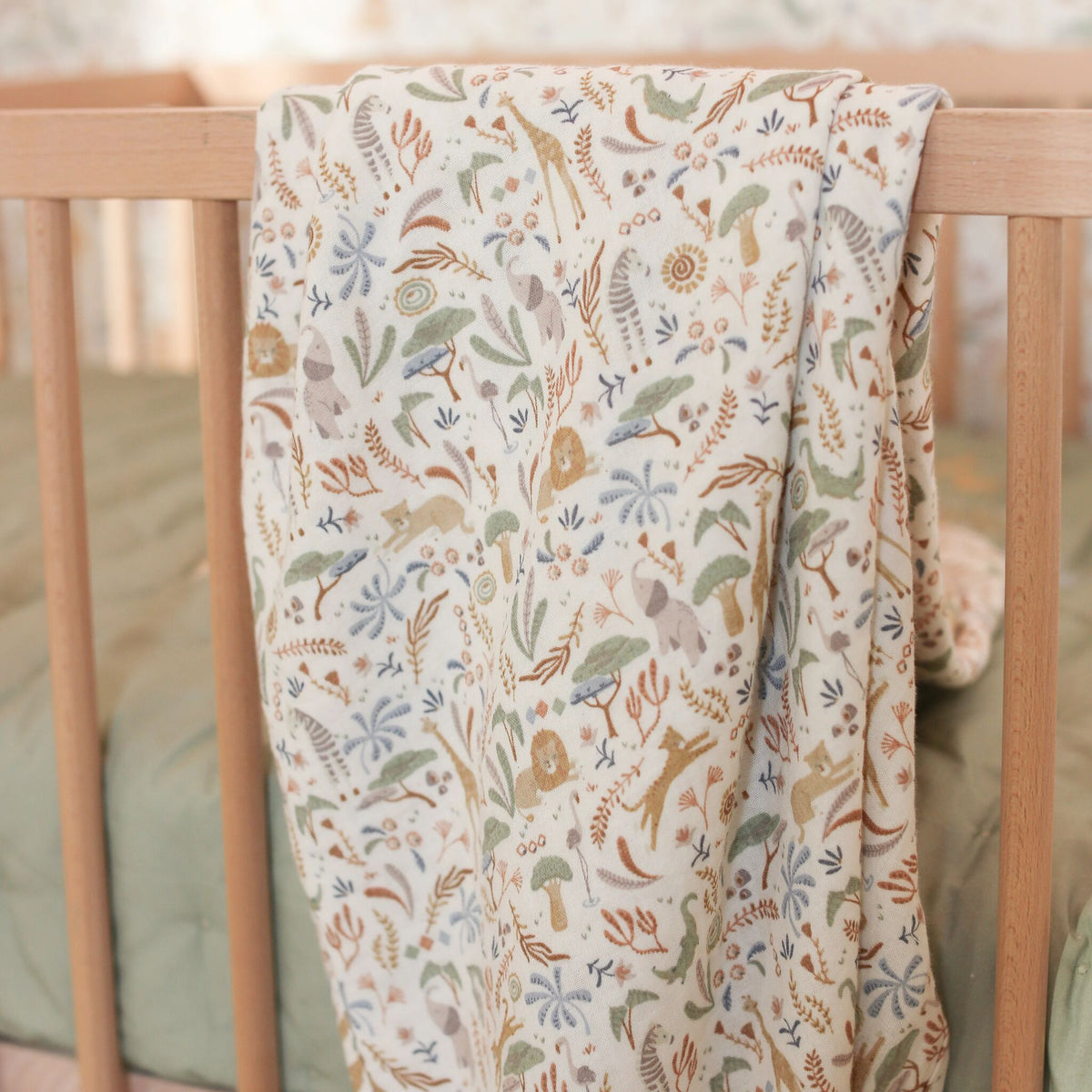 Little Dutch Swaddle Hydrofiele Doek Safari Wonders, de hydrofiele doek uitgevouwen met safariprint