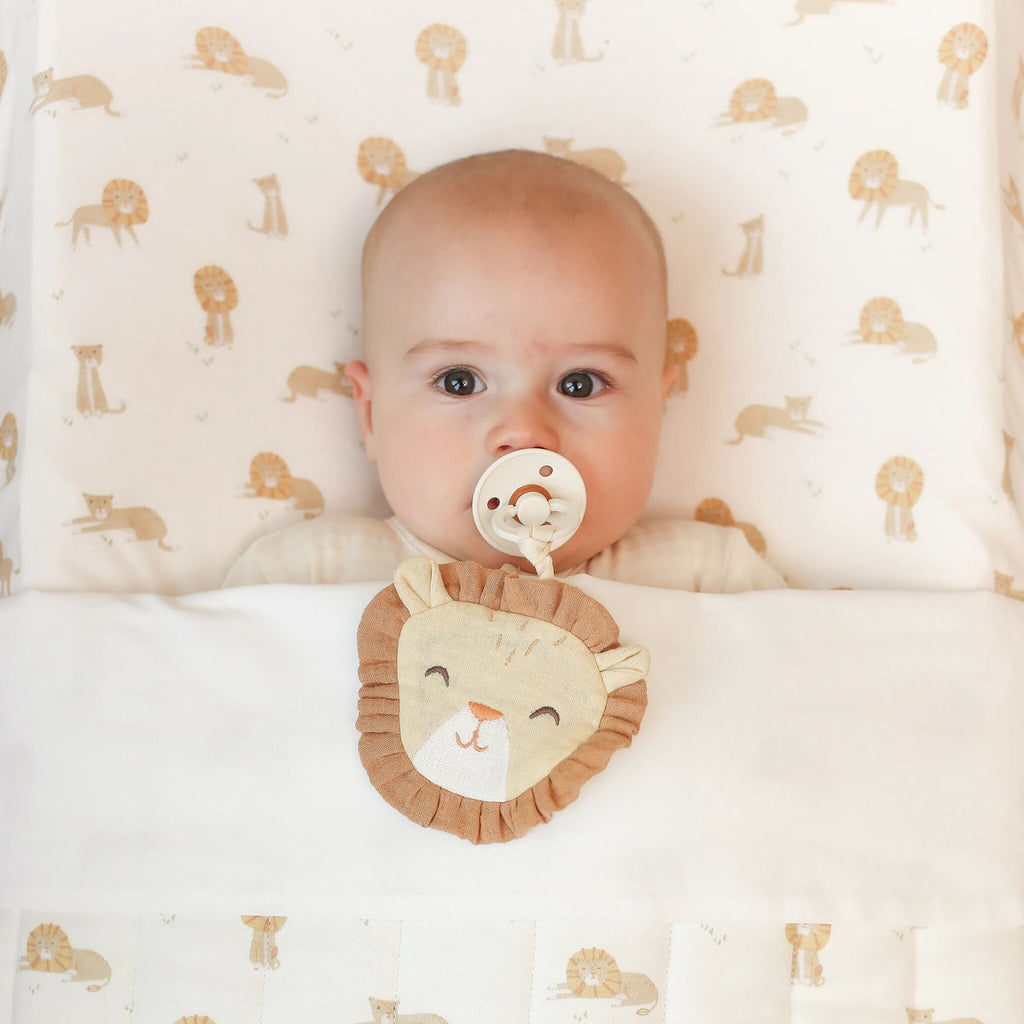 Little Dutch Wiegdeken Safari Leo, gestyled met het speendoekje leeuw