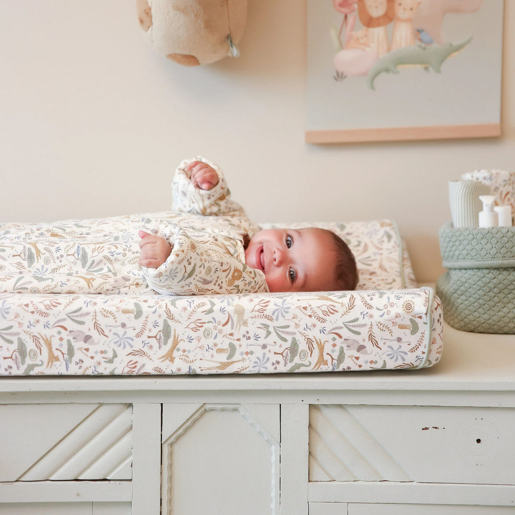 Little Dutch Aankleedkussenhoes Safari Wonders, op de commode in een kinderkamer bij de bijpassende slaapzak