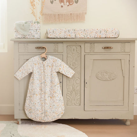 Little Dutch Aankleedkussenhoes Safari Wonders, in een kinderkamer met het bijpassende vloerkleed krokodil
