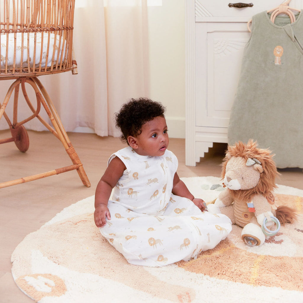 Little Dutch Vloerkleed Leeuw Safari Friends geel, in een kinderkamer naast het ledikant