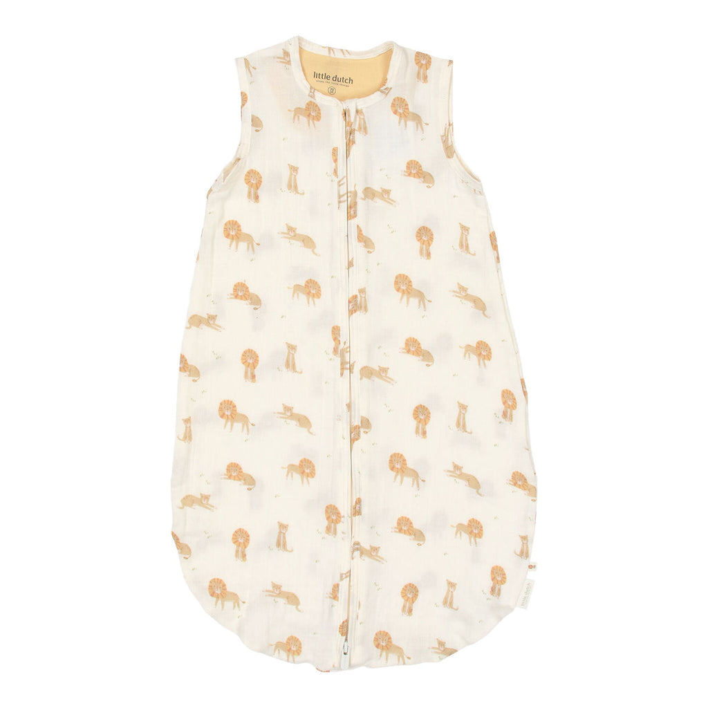 Little Dutch Slaapzak Zomer Safari Leo, vooraanzicht van de mousseline zomerslaapzak met leeuwenprint