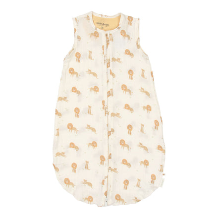 Little Dutch Slaapzak Zomer Safari Leo, vooraanzicht van de mousseline zomerslaapzak met leeuwenprint