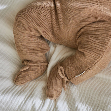 Sfeerbeeld van de Little Dutch Safari Friends newborn kleding in zandtinten