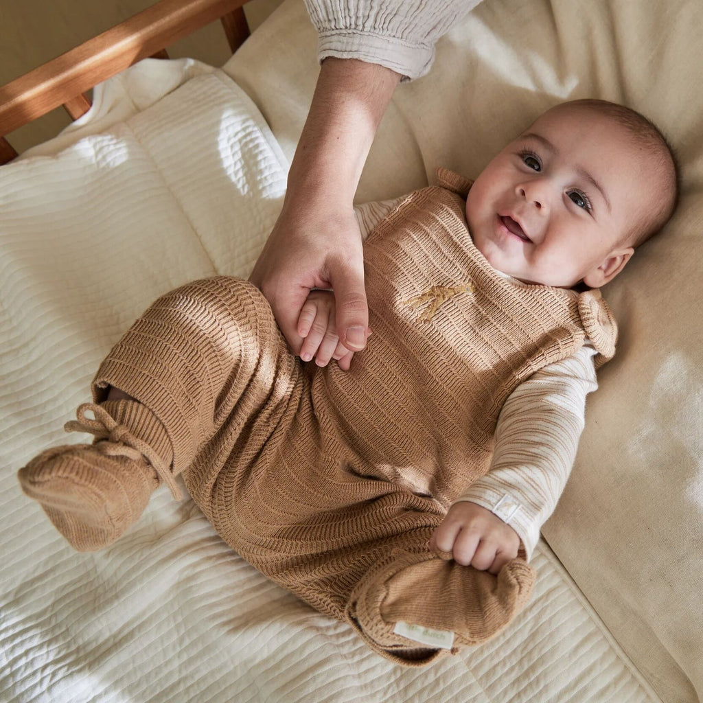 Baby draagt de gebreide slofjes uit de Little Dutch Safari Friends lijn