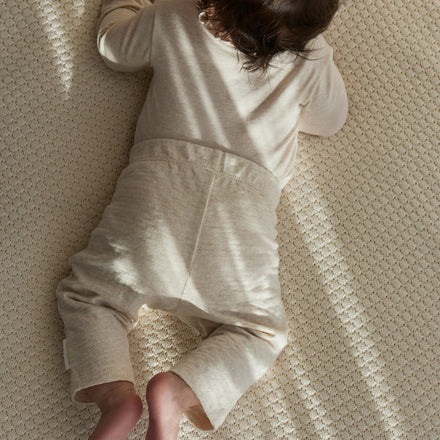 Little Dutch Safari Friends newborn kleding in zandmelee naast elkaar