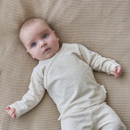 Sfeerbeeld van het Little Dutch Safari Friends overslagshirt op een baby