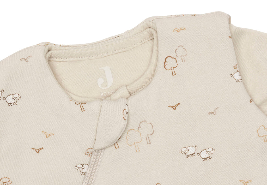 Detail van de zachte katoenen stof van de Jollein Slaapzak Newborn Woolly 60 cm bij De Gele Flamingo.