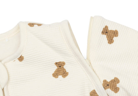 Detail van de waffle-stof met 5% elastaan van de Jollein slaapzak Mini Teddy Bear bij De Gele Flamingo.