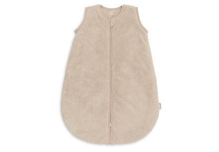 Detailfoto van de fluffy polyester buitenkant van de Jollein slaapzak Sand bij De Gele Flamingo.