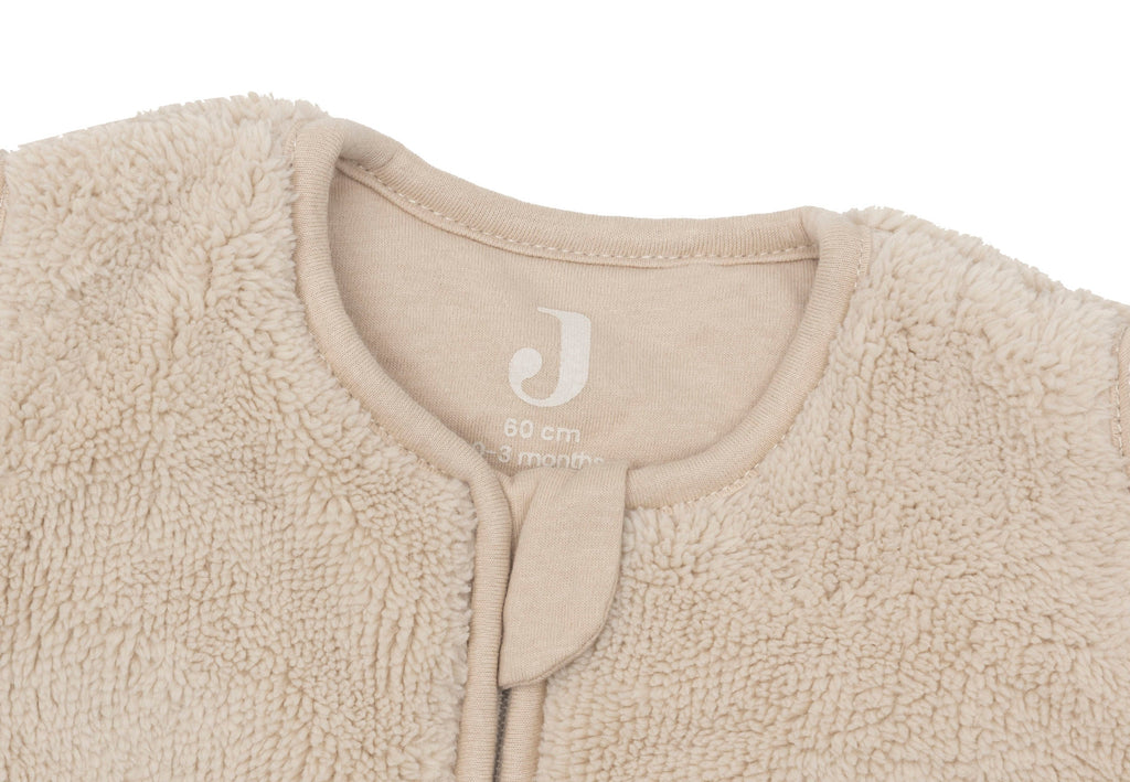 Jollein babyslaapzak Fluffy Sand 60 cm met veilige rits, verkrijgbaar bij De Gele Flamingo.