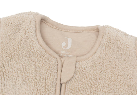 Jollein babyslaapzak Fluffy Sand 60 cm met veilige rits, verkrijgbaar bij De Gele Flamingo.