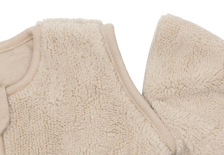 Detail van de afritsbare mouw van de Jollein Slaapzak Fluffy Sand 60 cm bij De Gele Flamingo.