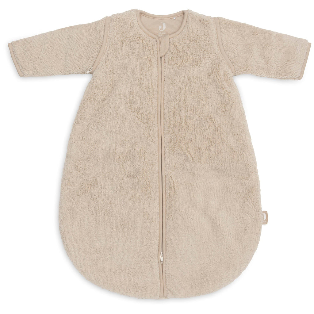 Jollein Slaapzak Fluffy Rond 60 cm in de kleur Sand met afritsbare mouwen, bij De Gele Flamingo.