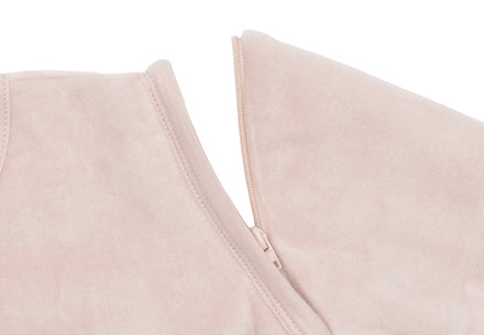 Detail van de afritsbare mouw van de Jollein Velvet slaapzak Silk Rose, bij De Gele Flamingo.