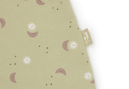 Jollein babyslaapzak Over The Moon met maantjesprint, detail van de stof en de afwerking, De Gele Flamingo