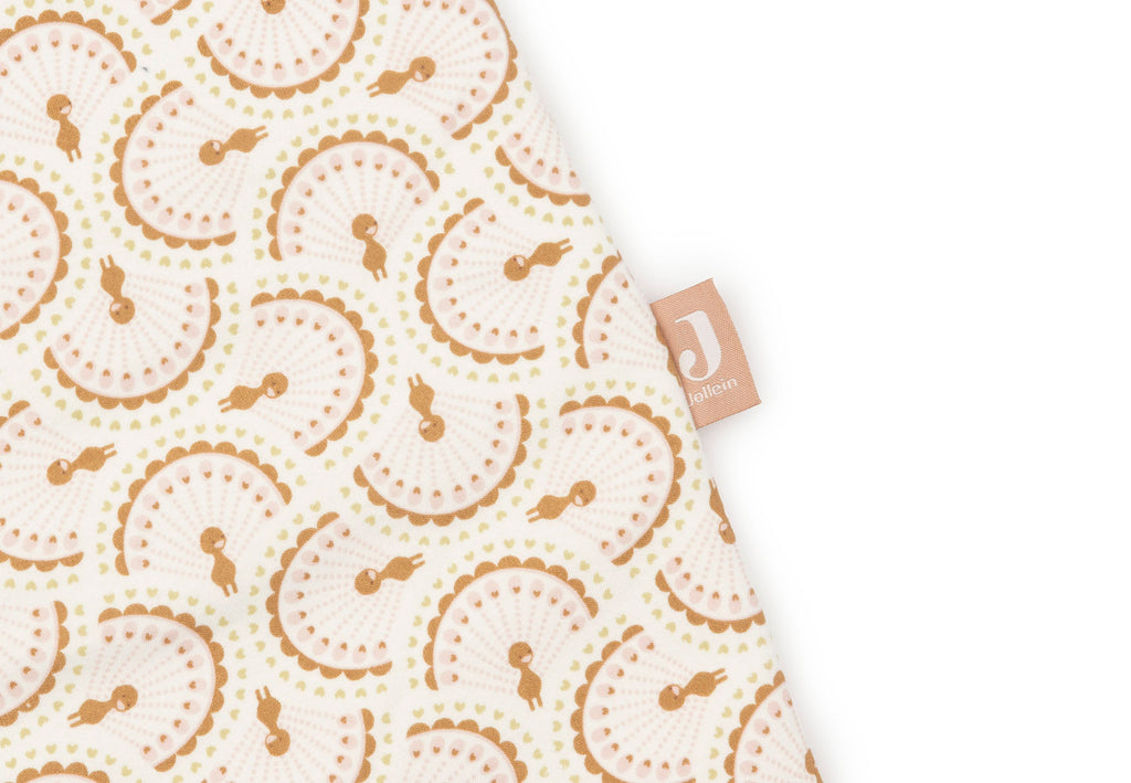 Jollein babyslaapzak Soft Plumes met polyester vulling, detail van de stof en de afwerking, De Gele Flamingo