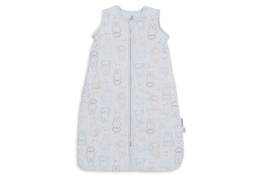 Detailfoto van de Miffy Moments print in Cloud Blue op de Jollein babyslaapzak, verkrijgbaar bij De Gele Flamingo