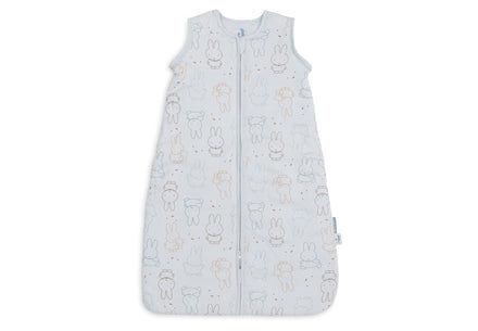 Detailfoto van de Miffy Moments print in Cloud Blue op de Jollein babyslaapzak, verkrijgbaar bij De Gele Flamingo