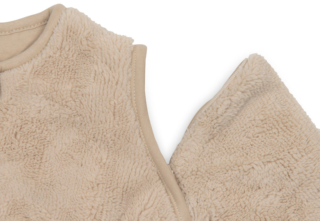 Jollein Fluffy babyslaapzak Sand 70 cm met afgeritste mouwen, detail van de afwerking, De Gele Flamingo