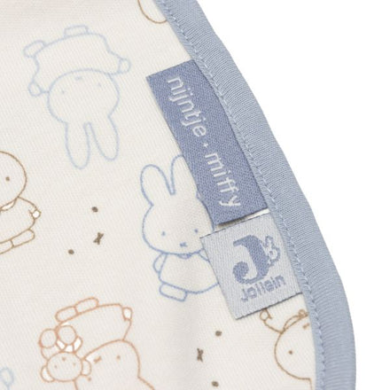 Jollein slab Miffy Moments Cloudy Blue detail van de drukknoopsluiting