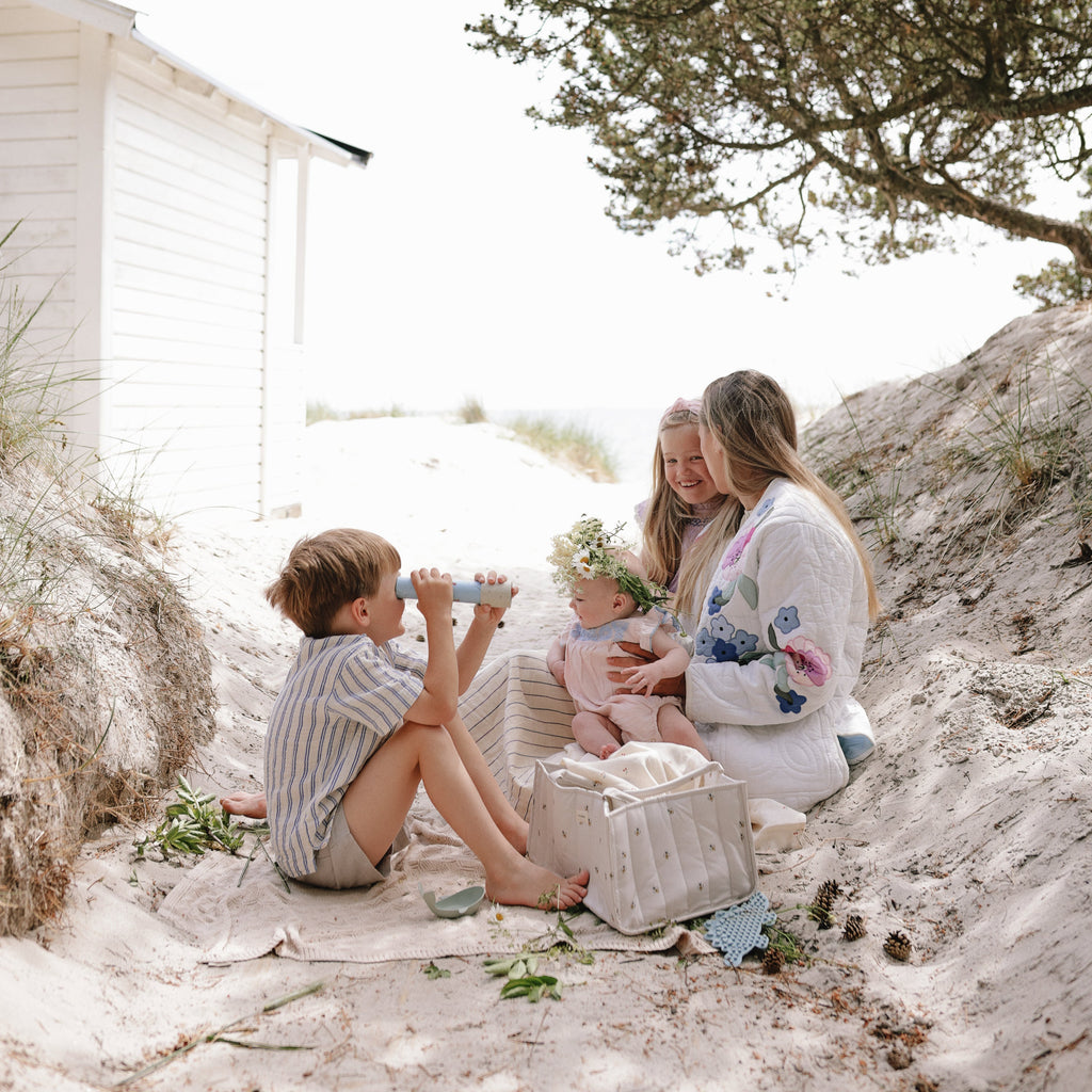 Mushie commodemandje Bees mee op picknick aan het strand
