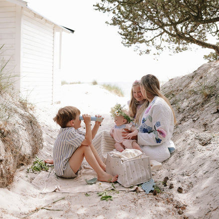 Mushie commodemandje Bees mee op picknick aan het strand