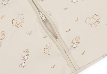 Close-up van de zachte stoffen bescherming achter de drukknopen van de Jollein Cocoon Woolly, De Gele Flamingo