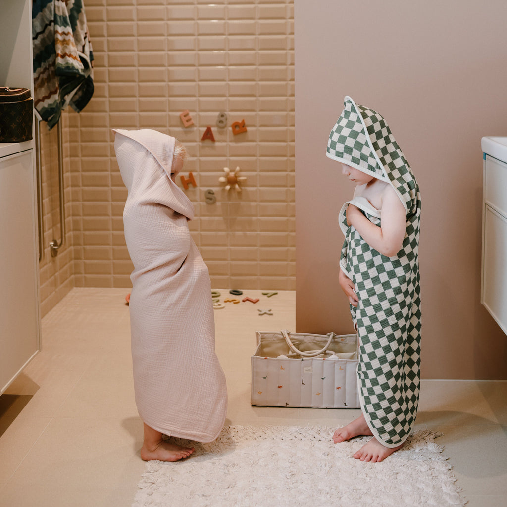 Mushie commodemandje Bees in de badkamer naast kinderen in badcape