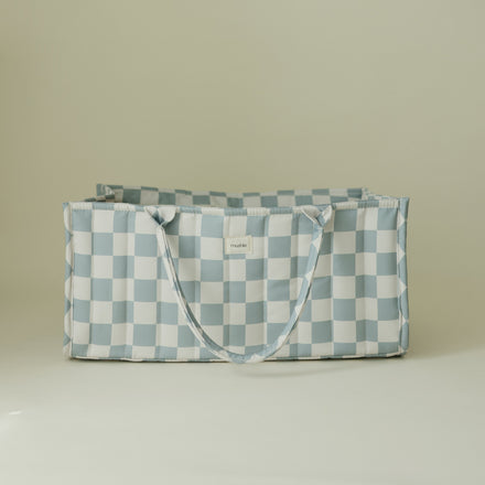 Mushie commodemandje Blue Check met handvatten op effen achtergrond