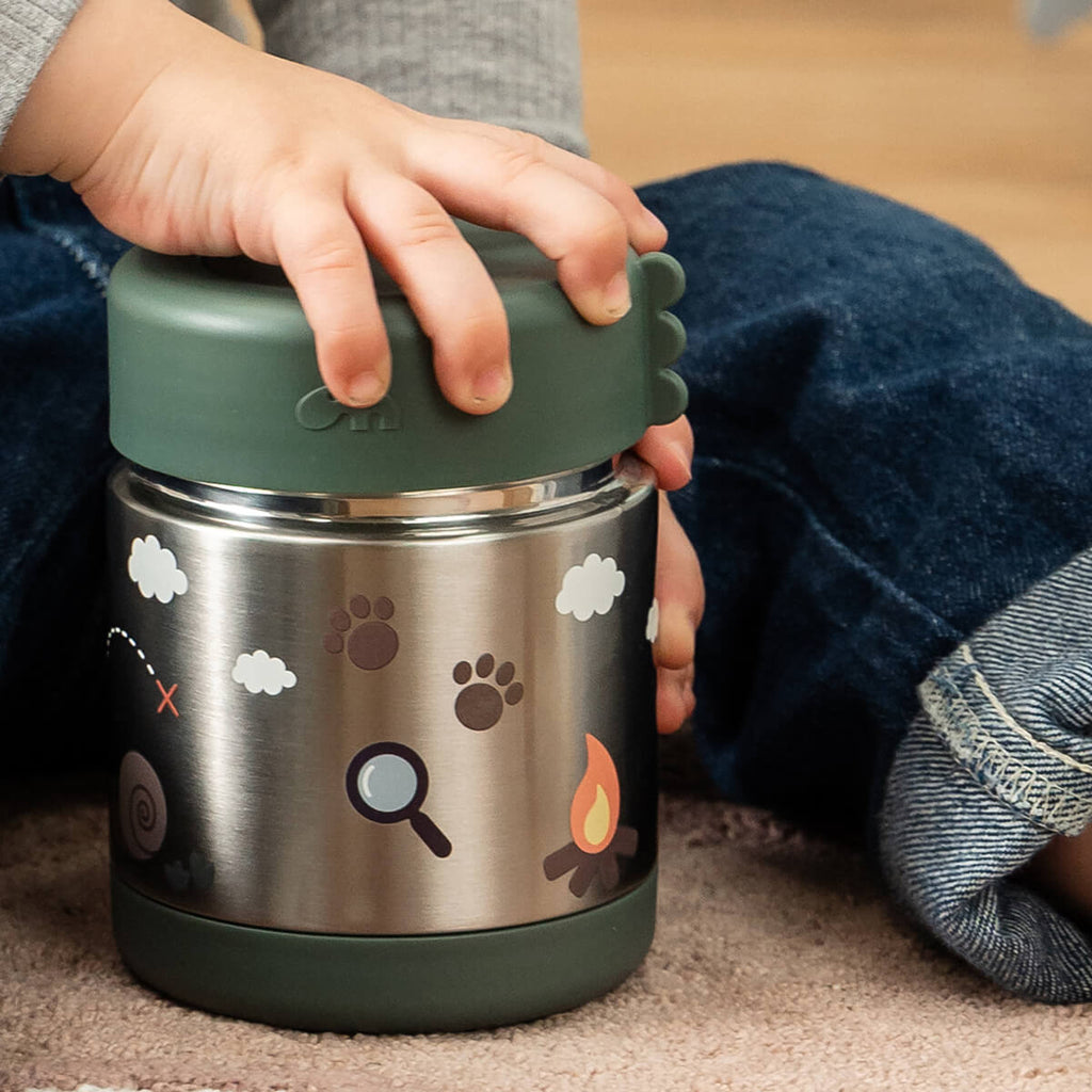 Kindje eet uit de Done By Deer voedselpot Tiny Trails Green