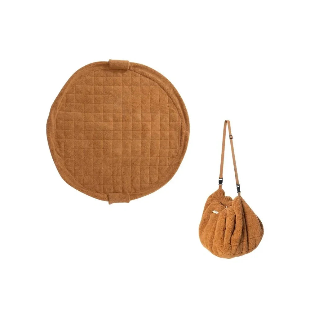Bruin teddy speelkleed van Play&Go met aangetrokken koorden als opbergzak