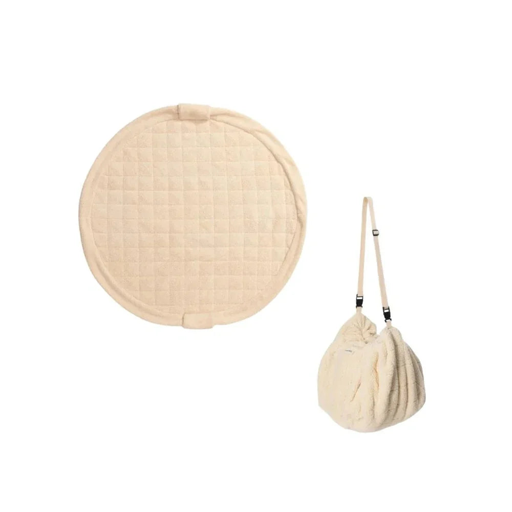 Play&Go speelkleed Beige Oat Teddy met speelgoed erop in de woonkamer