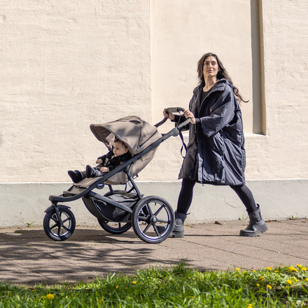 Zwarte Thule Urban Glide 3 met ruime bagagemand met ritssluiting, te koop bij De Gele Flamingo.