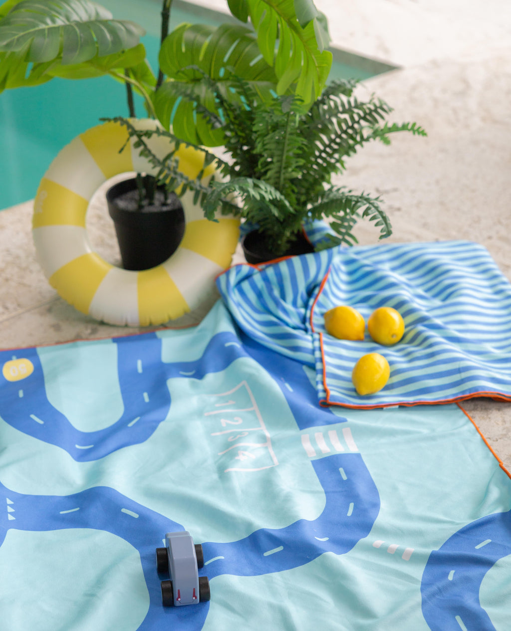 Quut Play Towel Strandhanddoek Medium | On The Road 140x70cm