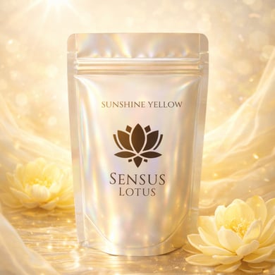 Sensus Lotus Lotuspoeder Sunshine Yellow, zakje met lotuslogo in sfeerbeeld