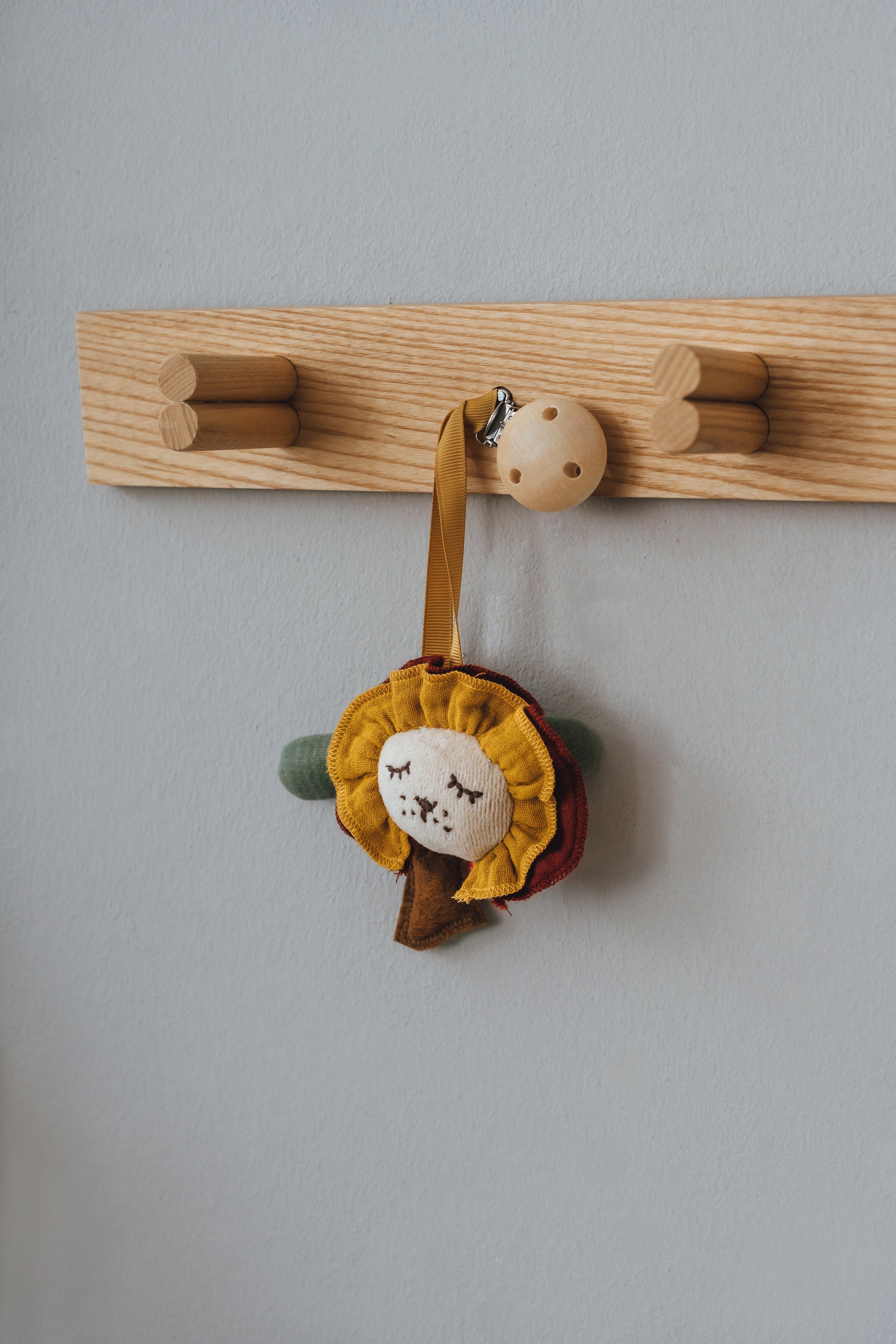 Kikadu Wooden Clip Tree with | Lion