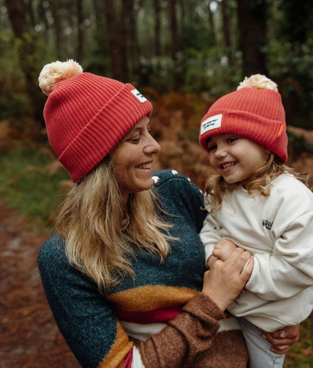 Hello Hossy muts mama Color Block Framboise, moeder en dochter met bijpassende mutsen in het bos