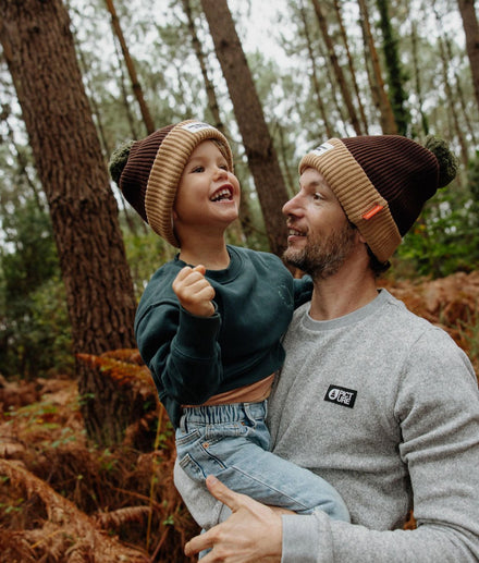 Hello Hossy muts papa Color Block Pistachio, vader en kind met bijpassende mutsen in het bos