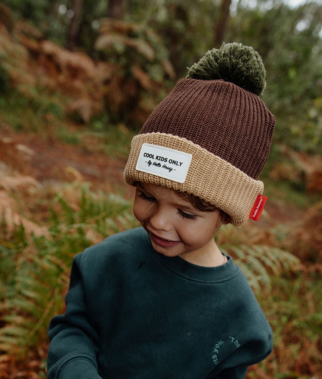 Hello Hossy muts papa Color Block Pistachio, jongen met muts in het bos