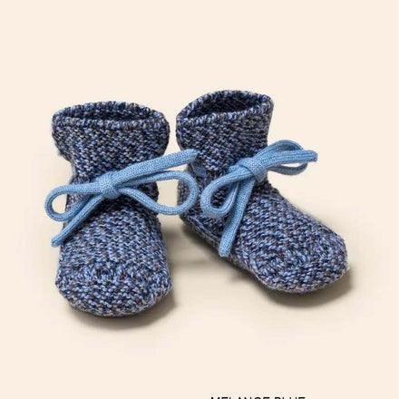Hvid Booties babyslofjes van merinowol in gemêleerd blauw, vooraanzicht