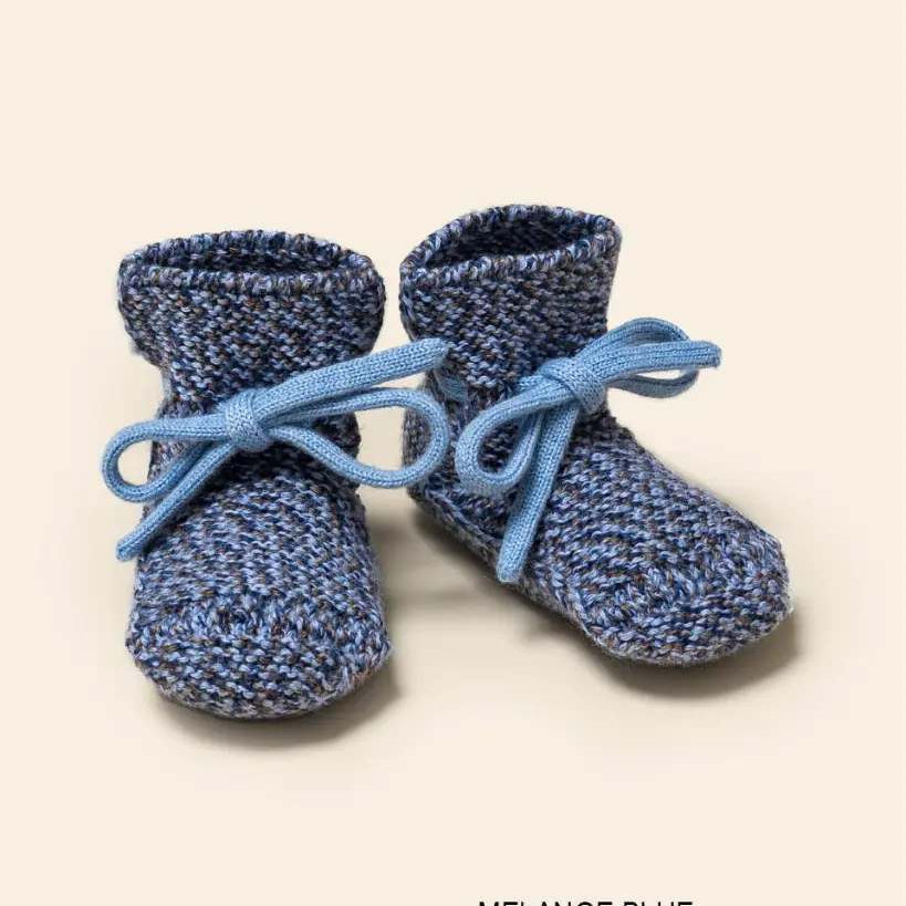 Hvid Booties babyslofjes van merinowol in gemêleerd blauw, vooraanzicht
