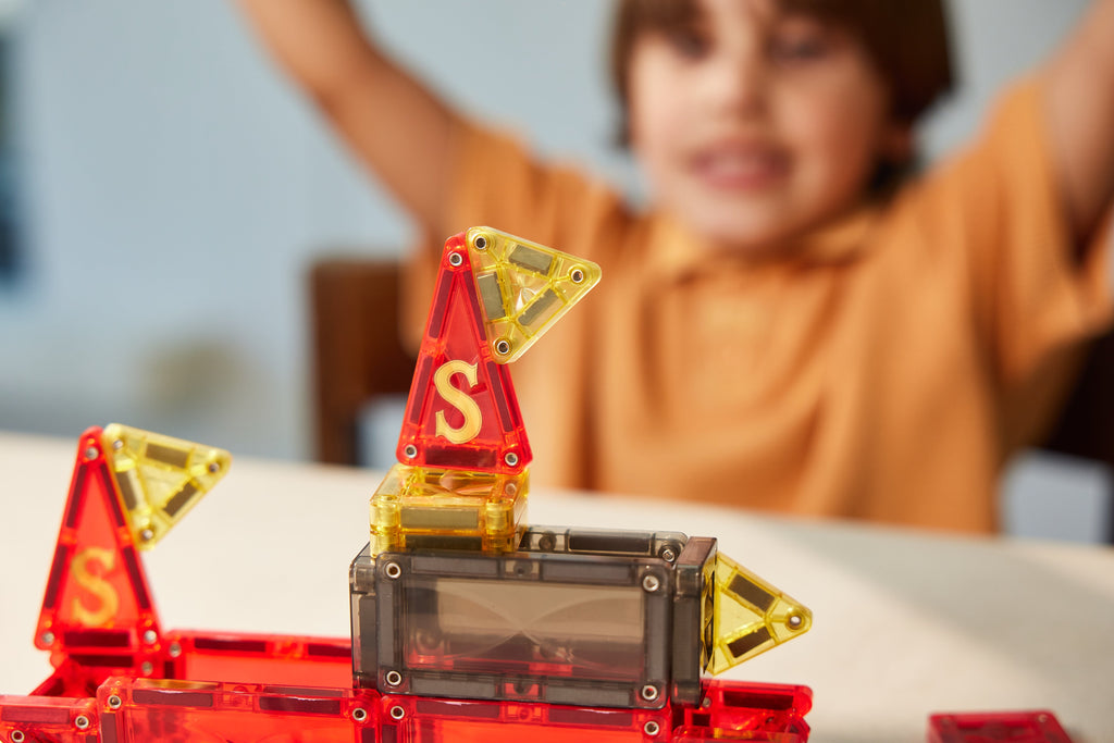 Mini-formaat magneettegels van Cleverclixx waarmee kinderen gedetailleerder bouwen, De Gele Flamingo