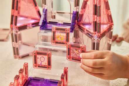 Lichttegels van de Cleverclixx Princess Palace Pack branden bij magnetisch contact, De Gele Flamingo