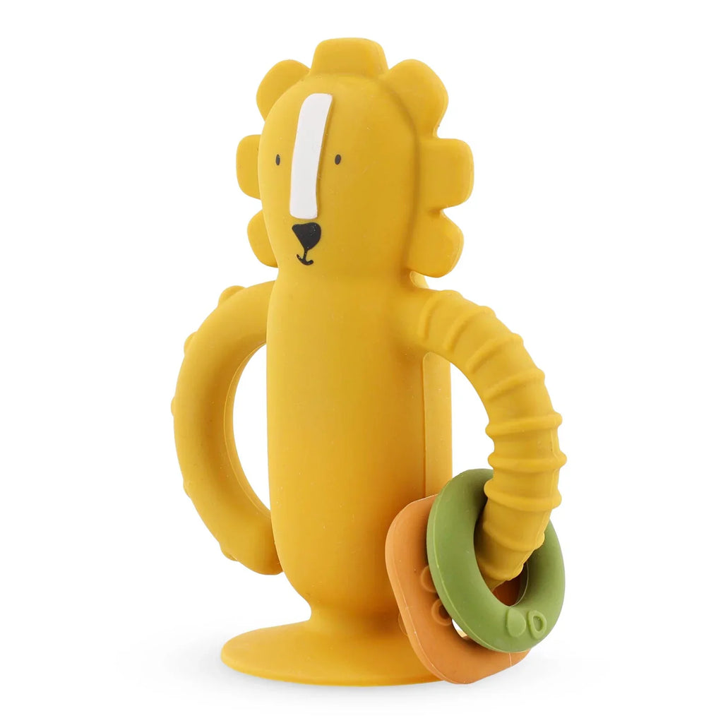 Trixie Siliconen Babyspeelgoed Mr. Lion met zacht buikje om in te duwen, verkrijgbaar bij De Gele Flamingo.
