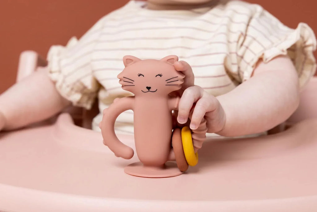 Trixie Siliconen Babyspeelgoed Mrs. Cat met zacht buikje en kleurrijke ringen om te schuiven, bij De Gele Flamingo.