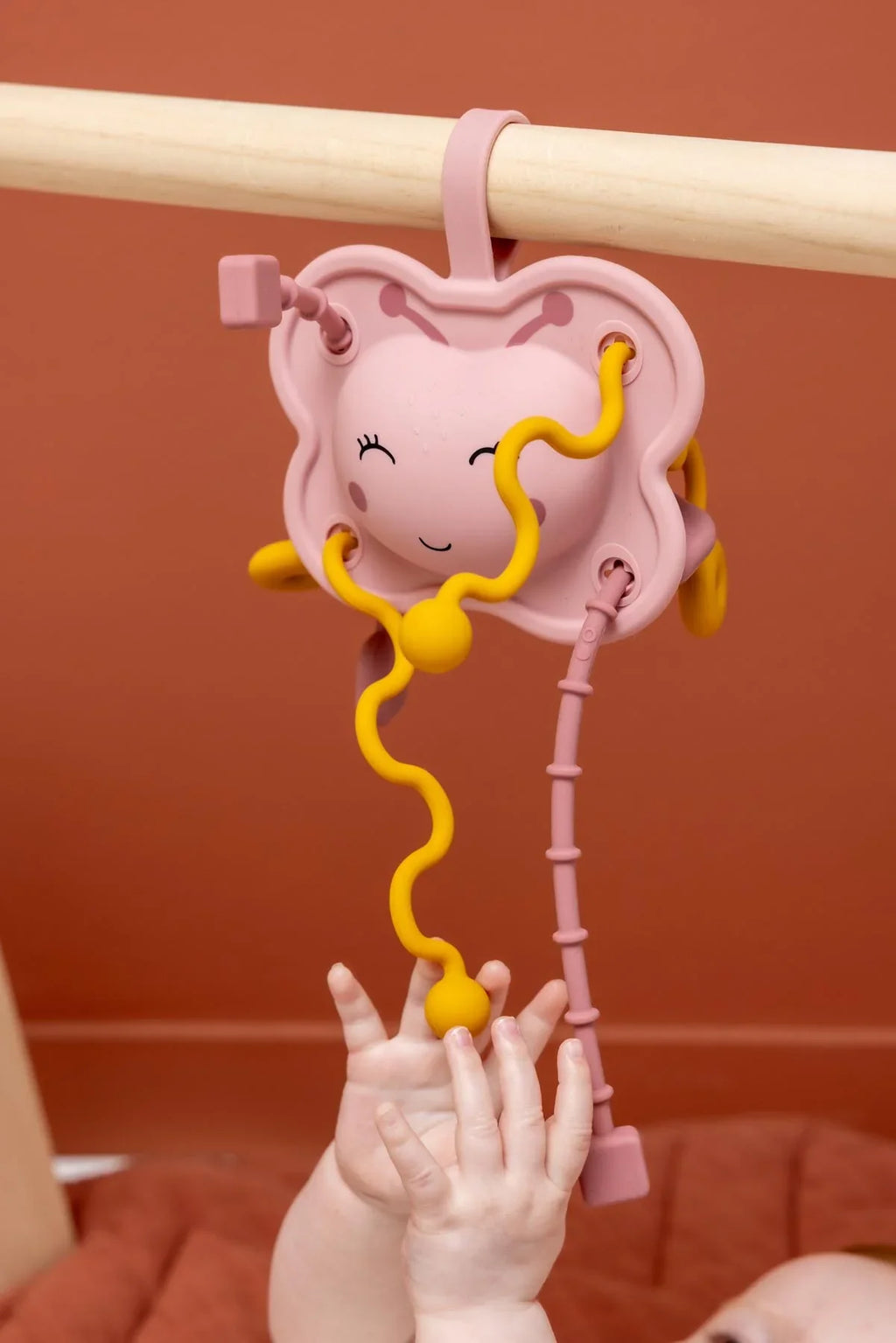 Trixie Sensorisch Trekspeeltje Mrs. Butterfly met zacht, indrukbaar gezichtje, uit het gamma van De Gele Flamingo.